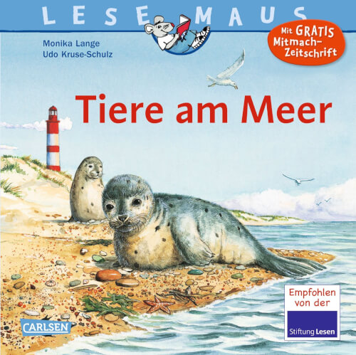 Auf dem Bild sind zwei Seehunde am Strand zu sehen. Im Hintergrund steht ein Leuchtturm und fliegen Möwen am Himmel.