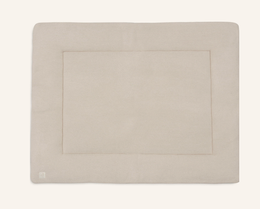 Abgebildet ist die Krabbeldecke 75x95cm Basic Knit - Oatmeal. Die Decke ist aus Oatmeal-Garn gestrickt und bietet hohen Komfort für Babys.