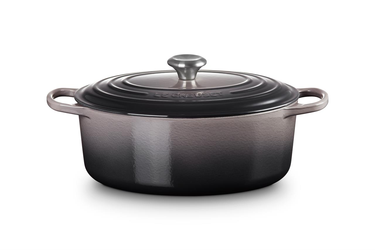 Der Bräter Signature oval 31 cm Flint ist ein ovaler Gusseisenbräter mit Deckel. Er hat eine stilvolle graue Farbe und zwei praktische Griffe an den Seiten.