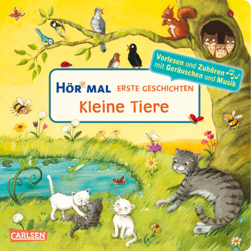 Auf dem Bild sind verschiedene kleine Tiere in einer bunten Wiese und an einem Baum zu sehen. Drei Katzen spielen im Gras, während auf dem Baum Vögel und Eichhörnchen sitzen.