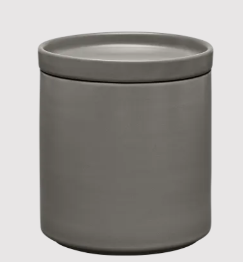 Mittlere Vorratsdose Pilar in der Farbe Pewter. Die Vorratsdose bietet ausreichend Platz für verschiedene Vorräte.