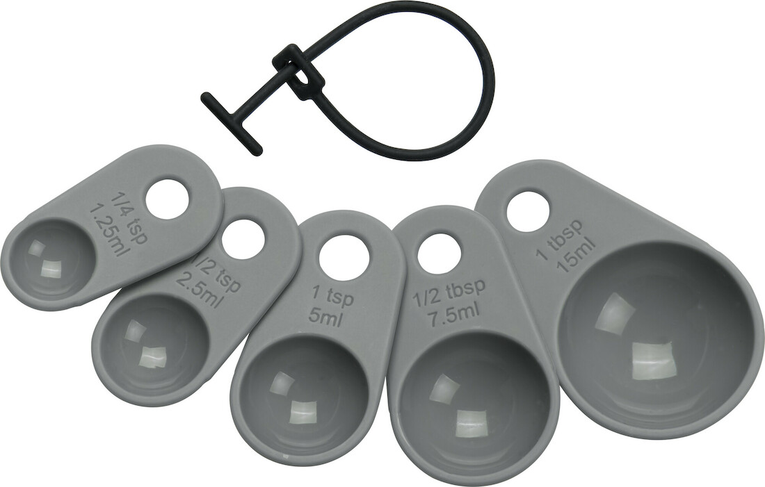 Das Bild zeigt ein fünfteiliges Messlöffel-Set aus Silikon in der Farbe Flint Grey. Die Löffel haben verschiedene Größen und sind mit einem schwarzen Ring verbunden.