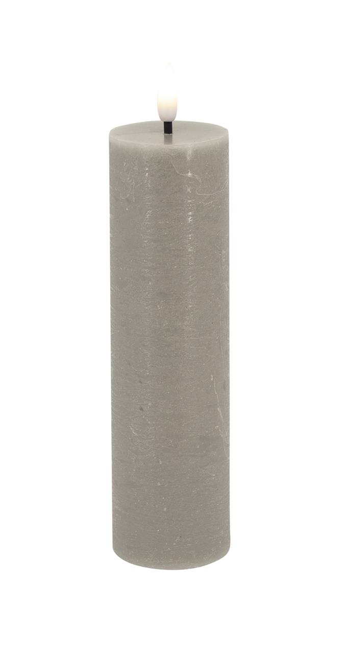 Die Abbildung zeigt eine schlanke, taupefarbene LED-Stumpenkerze aus Echtwachs im rustikalen Look. Sie spendet warmweißes Licht und misst 5 x 17,5 cm.