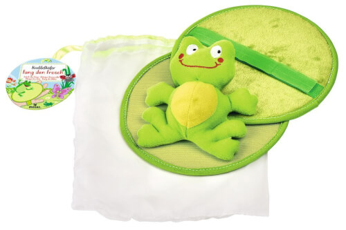 Auf dem Bild ist ein grünes Frosch-Stofftier auf einem passenden Seerosenblatt zu sehen. Daneben liegt ein weißer Beutel mit einem Etikett.