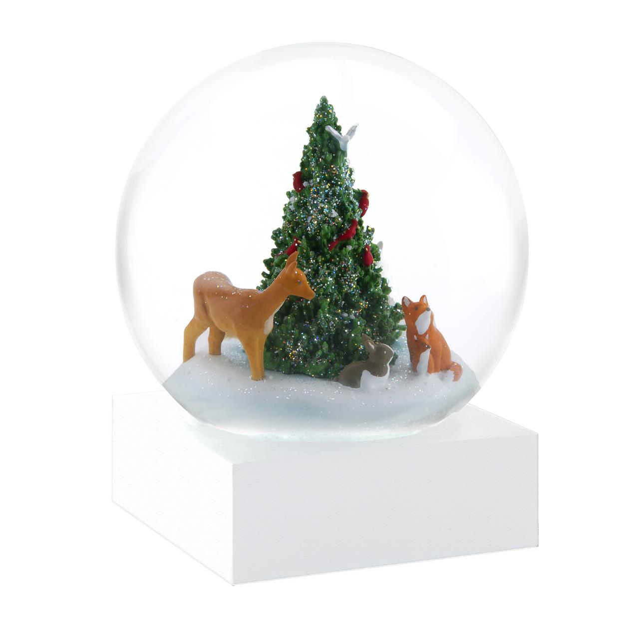 In der Schneekugel „Forest Friends“ stehen ein Hirsch, ein Fuchs und ein Hase um einen festlich geschmückten Tannenbaum. Die Szene ist winterlich und von glitzerndem Schnee umgeben.