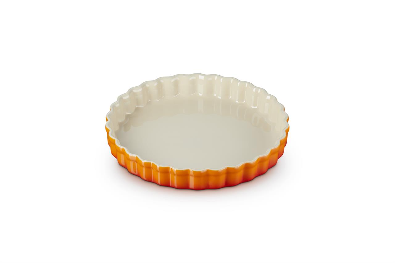 Dies ist eine runde Tarteform mit einem Durchmesser von 24 cm. Sie hat eine auffällige orange-rote Außenseite und eine helle Innenseite.