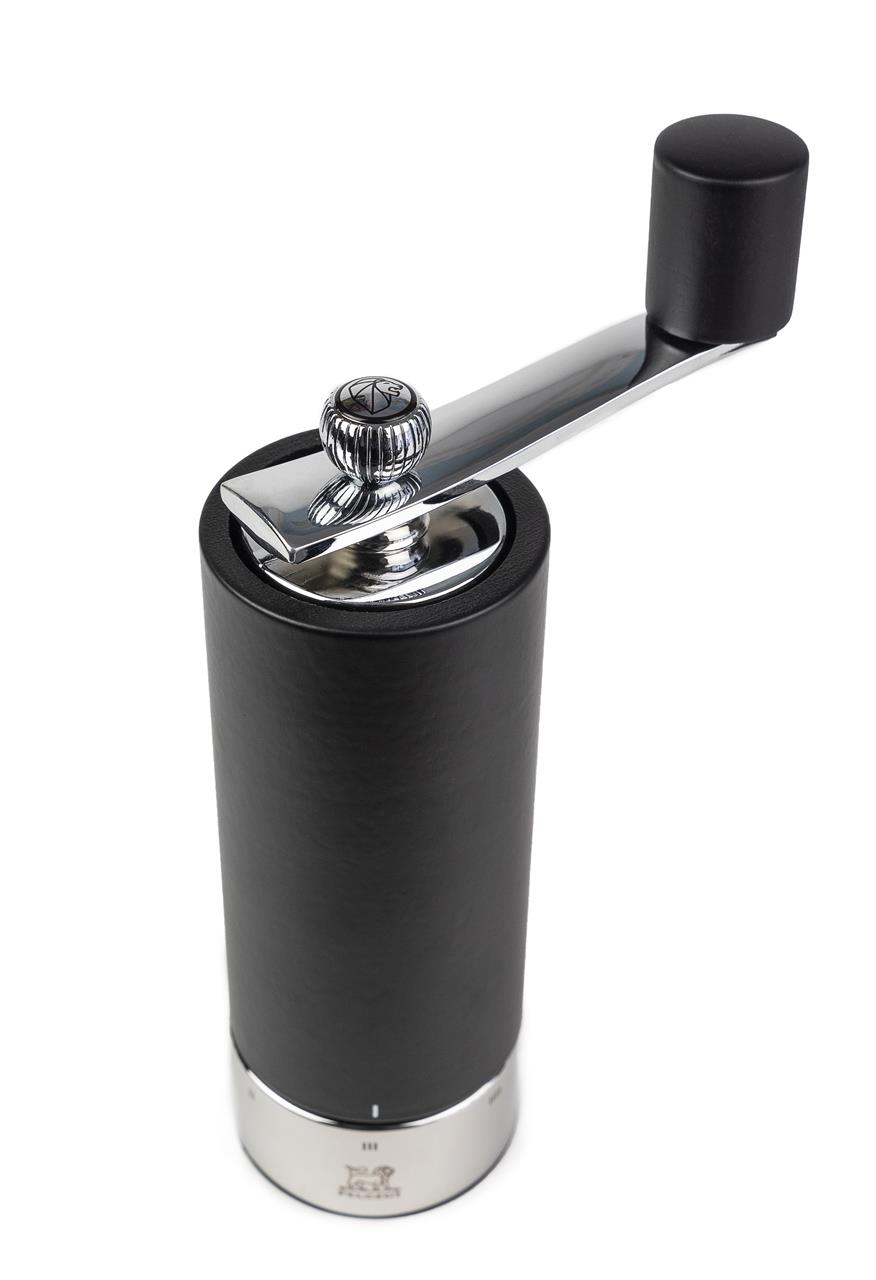 Die Abbildung zeigt die Salzmühle Isen Schwarz mit einer Höhe von 18 cm. Sie hat ein modernes Design mit einem schwarzen Gehäuse und silbernen Metallakzenten.