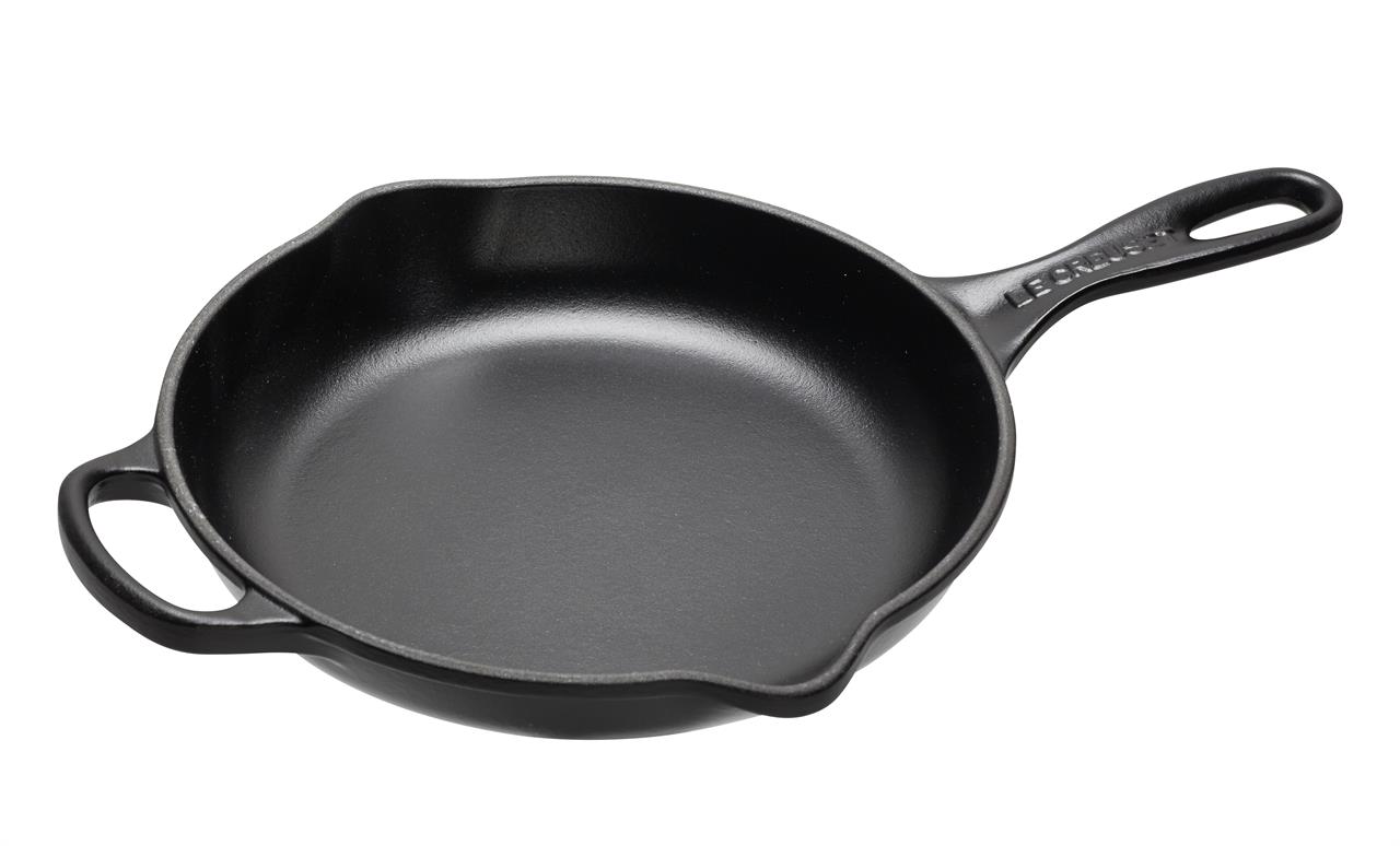 Dies ist eine schwarze Brat- und Servierpfanne mit einem Durchmesser von 20 cm. Sie besteht aus Gusseisen und hat zwei Griffe zum einfachen Tragen.