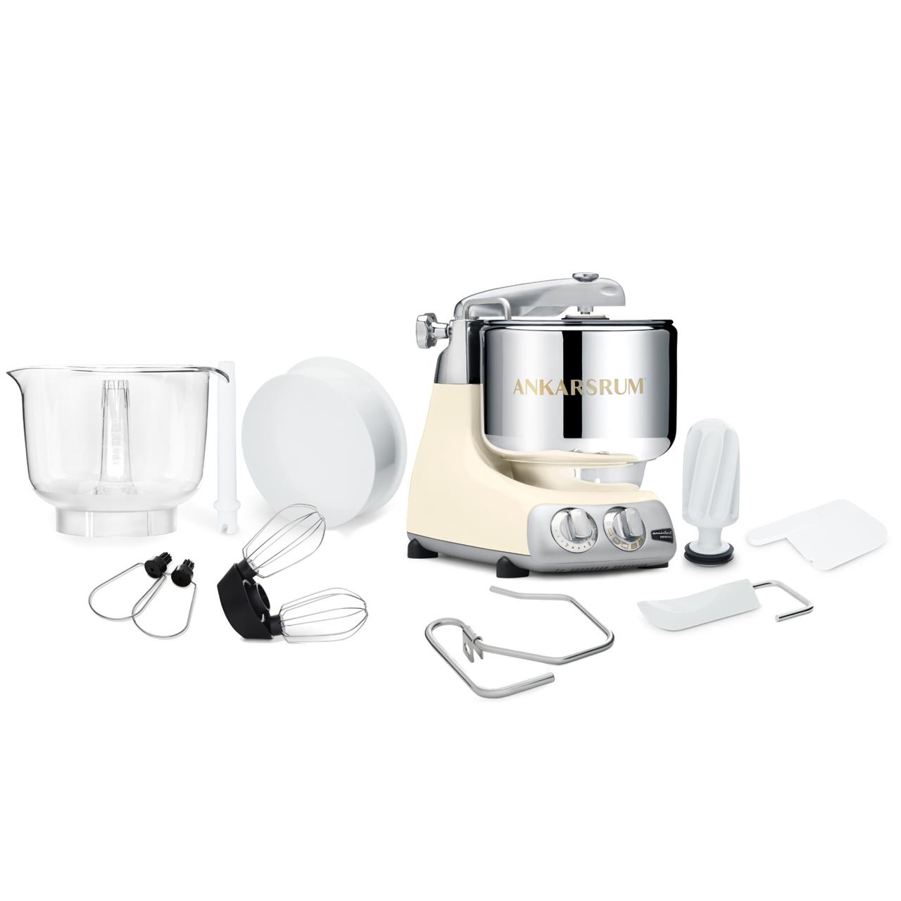 Die Küchenmaschine Light Creme ist zusammen mit verschiedenen Zubehörteilen abgebildet. Sie hat ein elegantes Design in Cremefarbe und Edelstahl.