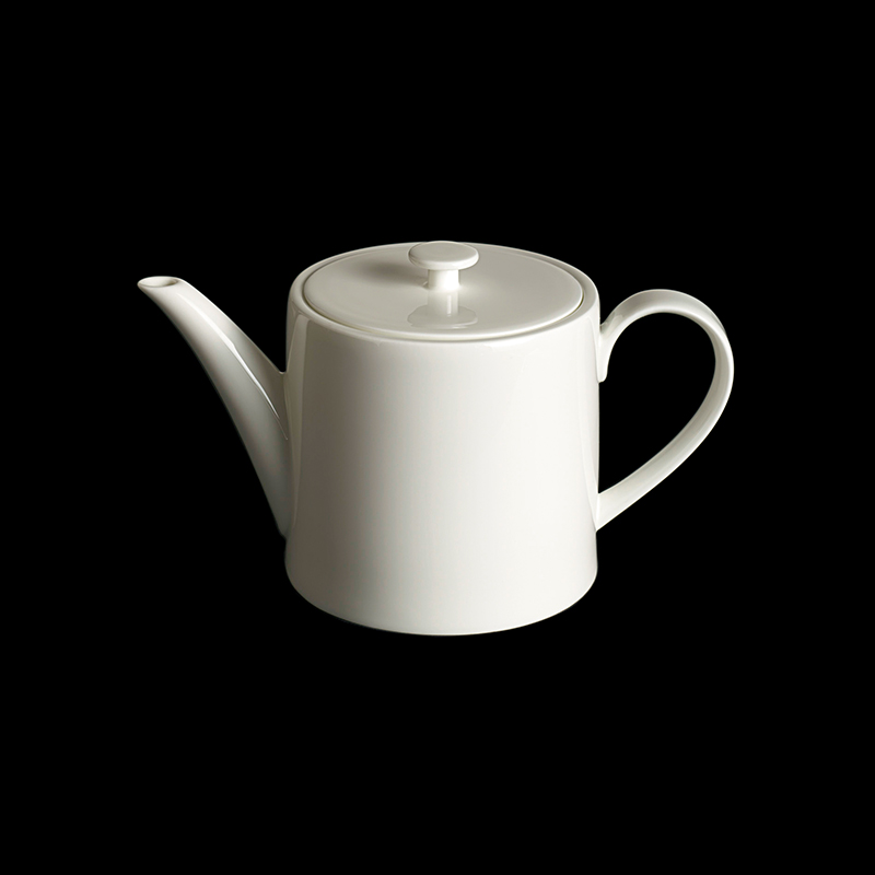 Die Abbildung zeigt eine zylindrische Teekanne aus weißem Fine Bone China mit einem Fassungsvermögen von 0,5 Litern. Die Teekanne hat ein schlichtes, elegantes Design und einen geschwungenen Henkel.