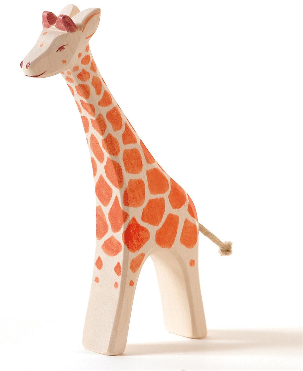 Das Bild zeigt eine handgefertigte Holzfigur einer Giraffe mit orangefarbenen Flecken. Die Giraffe wirkt freundlich und hat ein schlichtes, kindgerechtes Design.