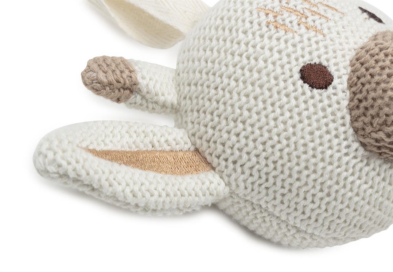 Auf dem Bild ist ein gestricktes Kuscheltier in Form einer Giraffe zu sehen. Man erkennt Details wie gestickte Augen und Ohren, sowie eine weiche, strukturierte Oberfläche.