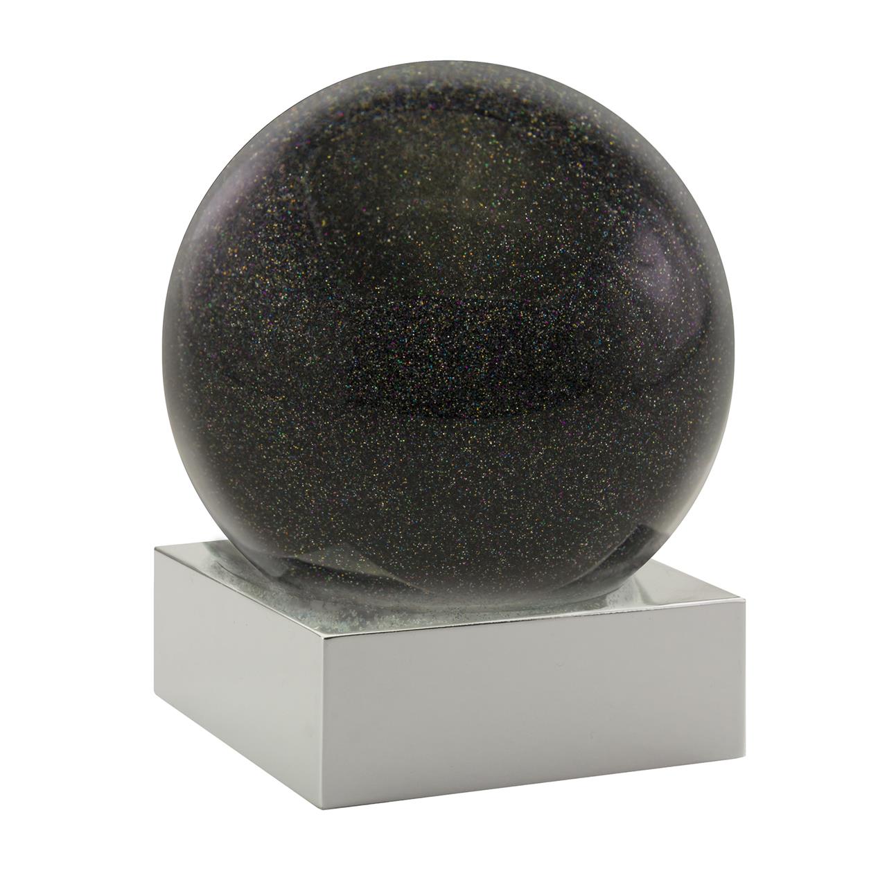 Diese Schneekugel namens "Eclipse" ist 12x10x10 cm groß. Sie hat eine glänzende schwarze Kugel mit funkelnden Glitzereffekten und steht auf einem silbernen Sockel.