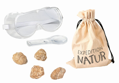 Auf dem Bild sieht man eine Schutzbrille, eine Lupe, vier Steine und einen Beutel mit der Aufschrift "Expedition Natur". Die Gegenstände liegen auf weißem Hintergrund.