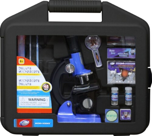 Das Bild zeigt ein Deluxe Mikroskop-Set in einem schwarzen Koffer. Im Koffer sind verschiedene Zubehörteile wie Objektträger, Probenbehälter und eine Lupe enthalten.