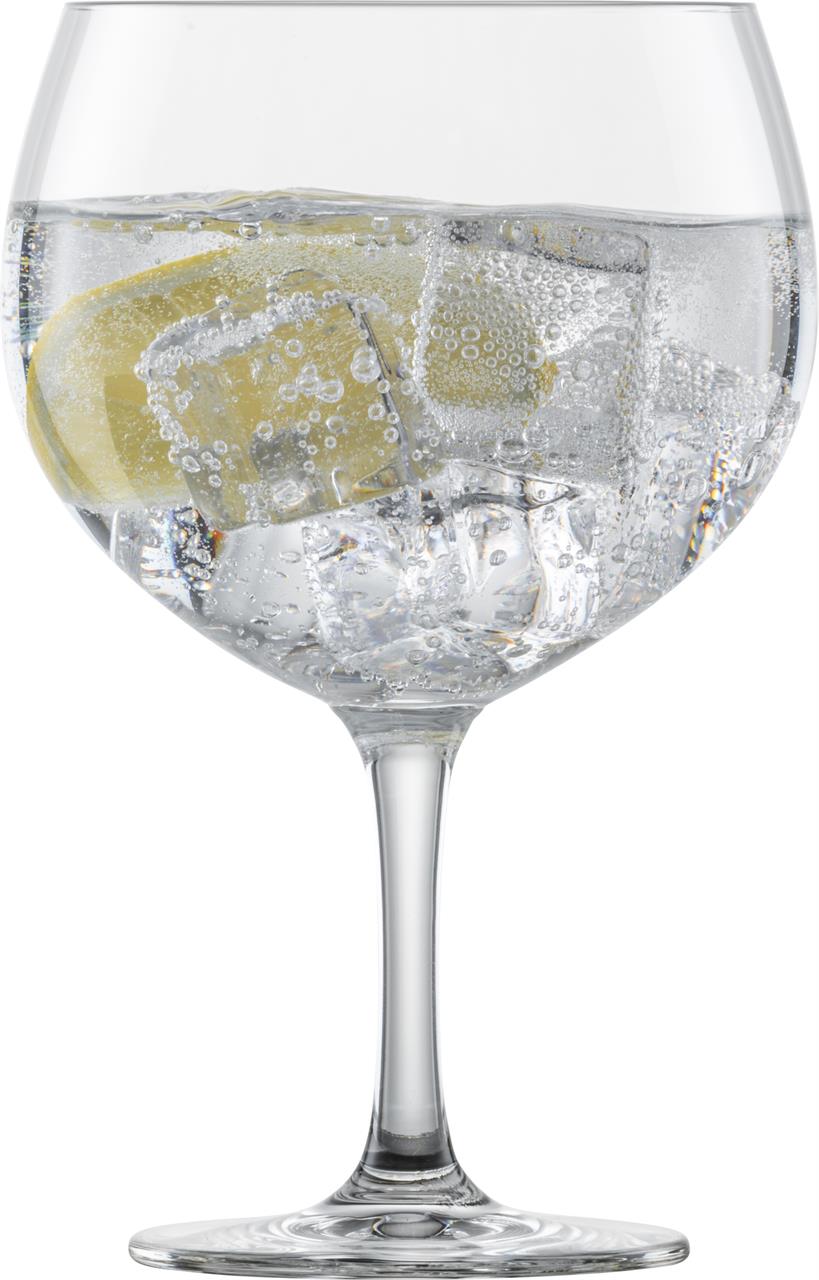 Im Glas des Produkts „4er Gin Tonic Bar Special 80“ befindet sich ein sprudelndes Getränk mit Eiswürfeln und Zitronenscheiben. Das Glas steht aufrecht und ist durchsichtig.