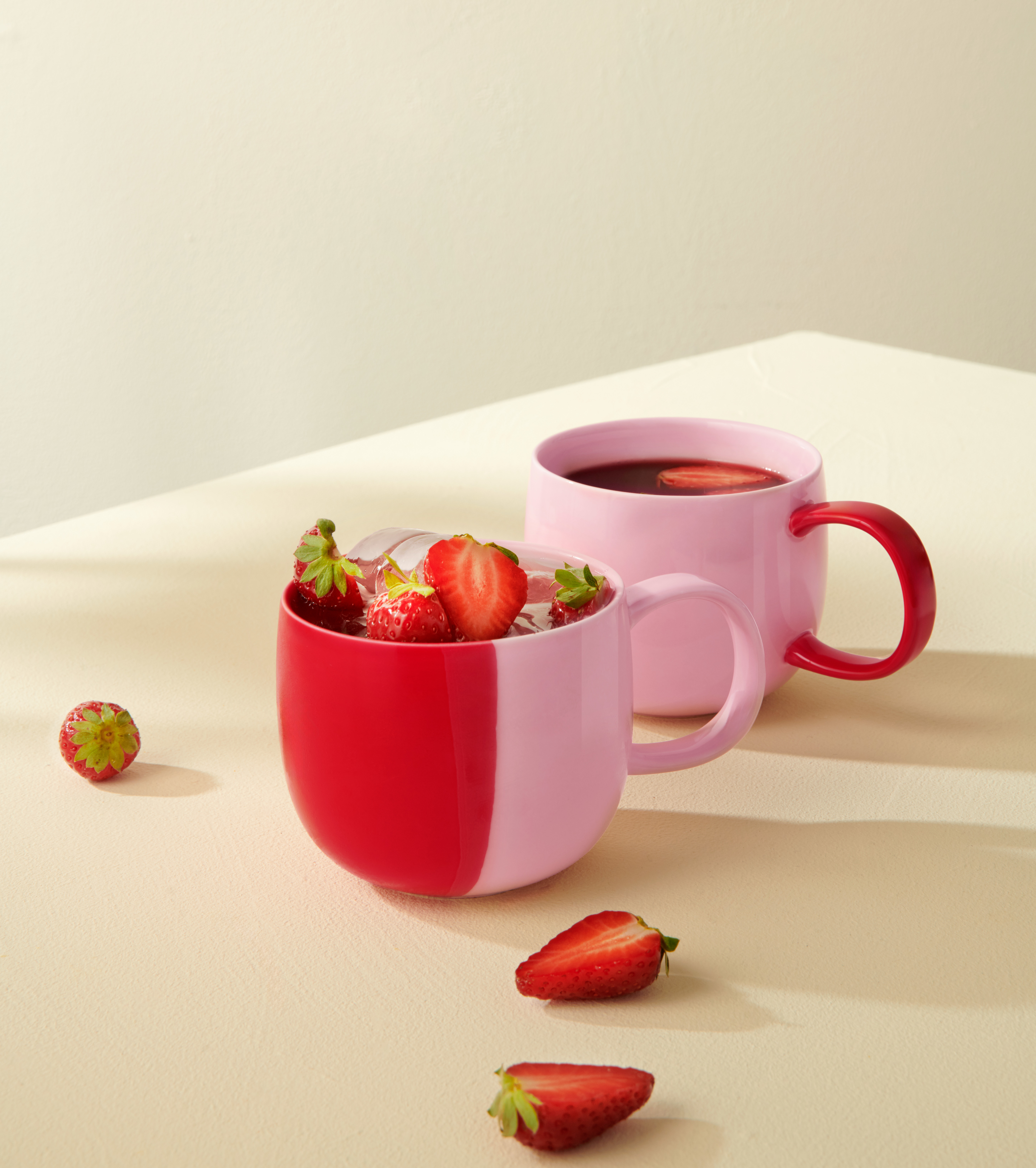 Dies ist ein Henkelbecher mit Erdbeer-Smoothie, 400ml. Der Becher ist für Smoothie-Liebhaber geeignet.
