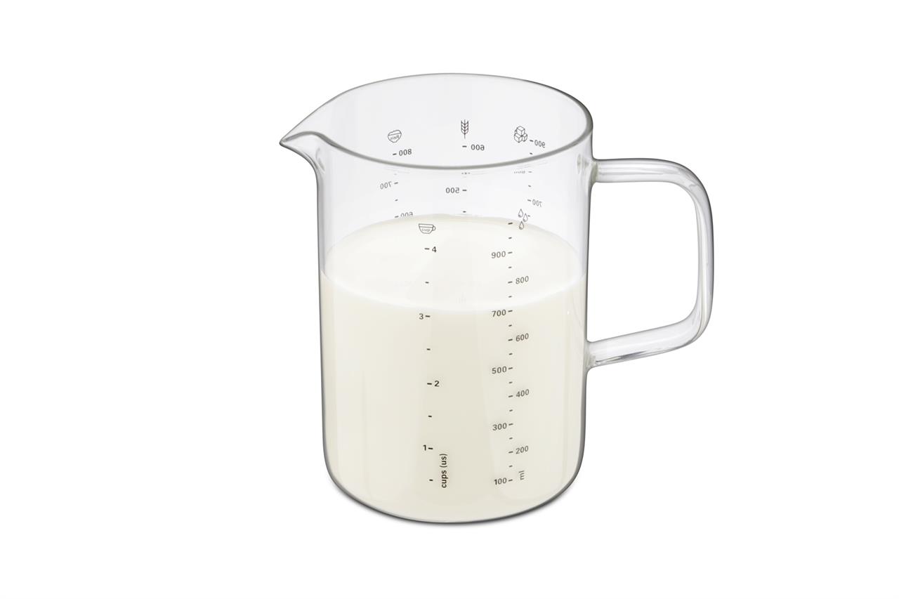 Auf dem Bild ist ein Messbecher aus Borosilikatglas mit einem Fassungsvermögen von 1 Liter zu sehen. Der Messbecher ist mit Milch gefüllt.