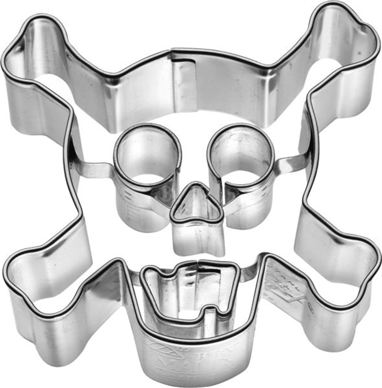 Auf dem Bild ist eine Ausstechform in Form eines Totenkopfes zu sehen. Die Metallform ist etwa 7 cm groß und eignet sich zum Ausstechen von Plätzchen oder Gebäck.