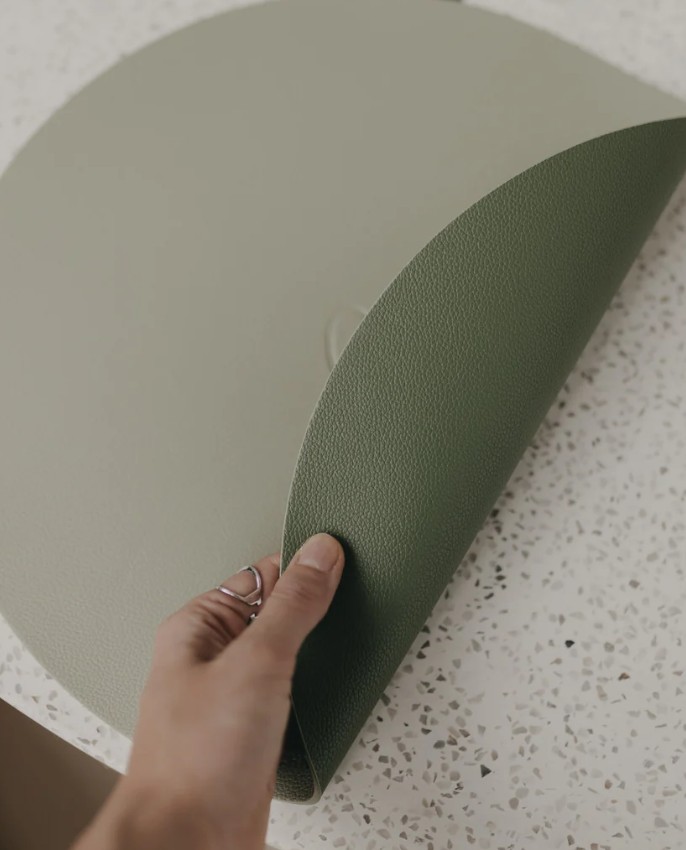 Das Bild zeigt ein Wendbares Platzset Herz Grün. Es handelt sich um ein dekoratives Platzset in Herzform und grüner Farbe.