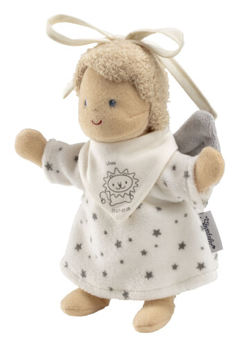 Das Bild zeigt eine weiche Stoffpuppe in Form eines Engels mit blonden Haaren und Flügeln. Die Puppe trägt ein weißes Kleid mit Sternen und hat ein freundliches Gesicht.
