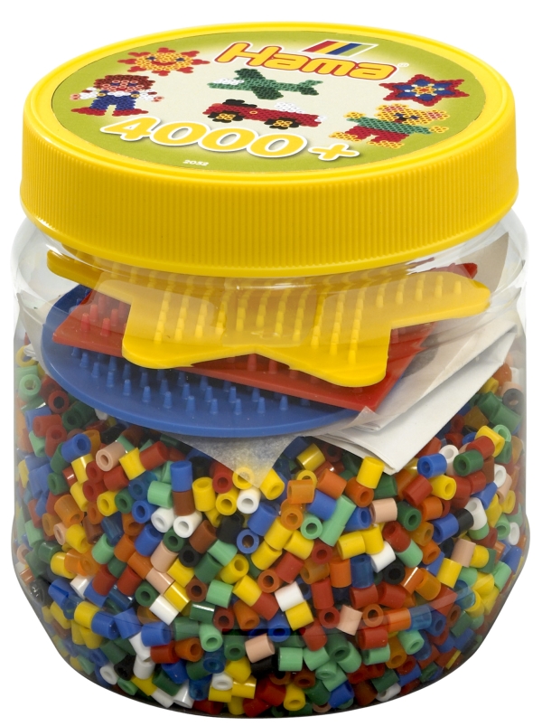 Das Bild zeigt eine Dose mit bunten Hama-Bügelperlen und mehreren Steckplatten. Auf dem gelben Deckel steht „4000+“ und es sind Beispiele für Perlenmotive abgebildet.