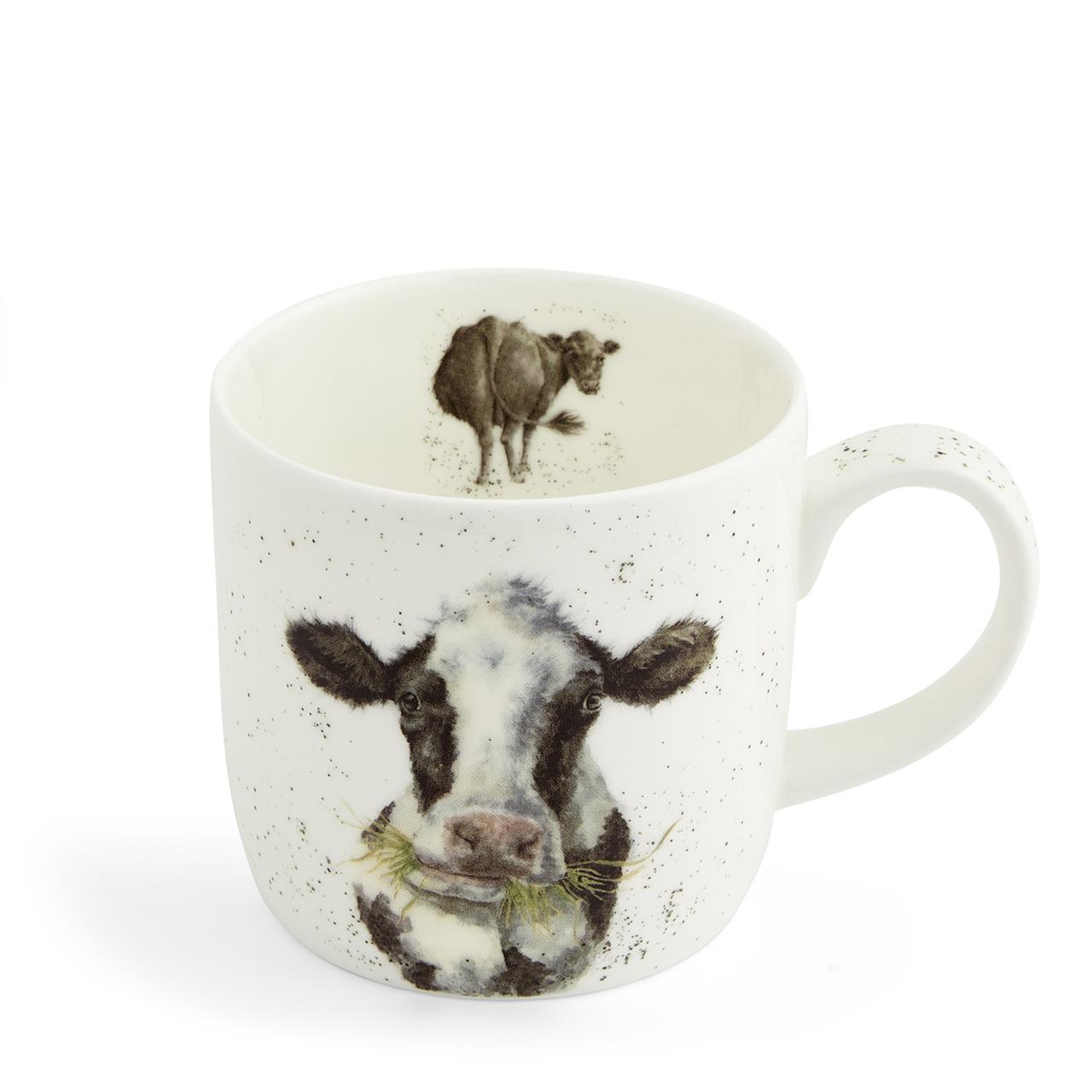 Diese Tasse zeigt vorne ein realistisches Bild einer Kuh, die Gras frisst. Im Inneren der Tasse ist ein weiteres Bild einer Kuh zu sehen.