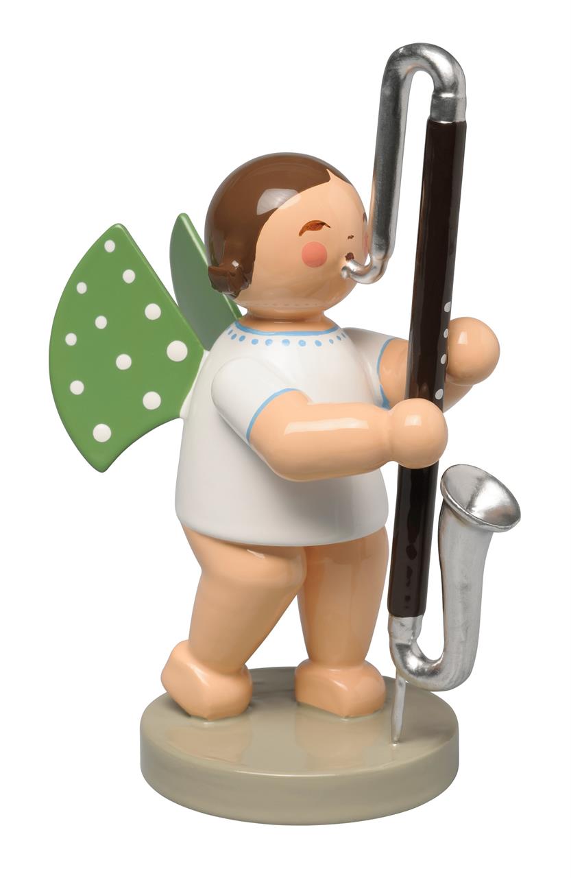 Die Figur zeigt einen Engel mit grünen Flügeln und weißen Punkten, der eine Kontrabassklarinette spielt. Der Engel steht auf einem runden Sockel und trägt ein weißes Gewand.