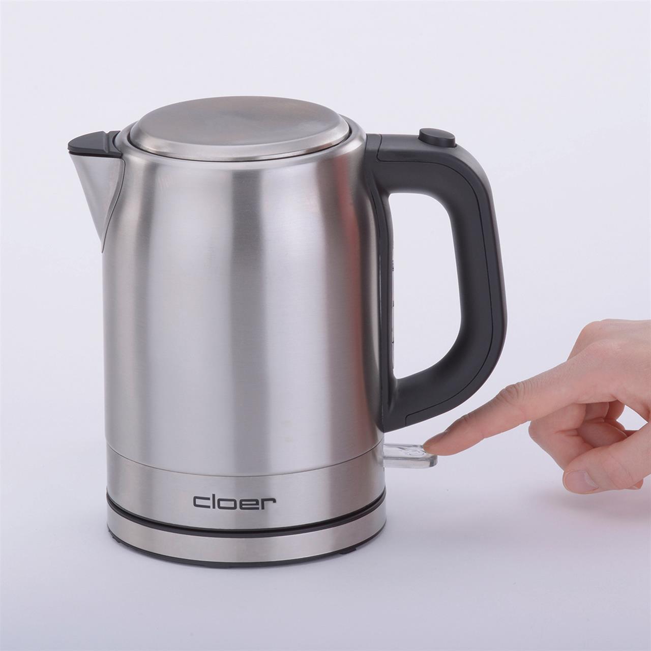 Auf dem Bild ist ein Wasserkocher aus Edelstahl der Marke Cloer zu sehen. Eine Hand drückt den Einschaltknopf am Gerät.