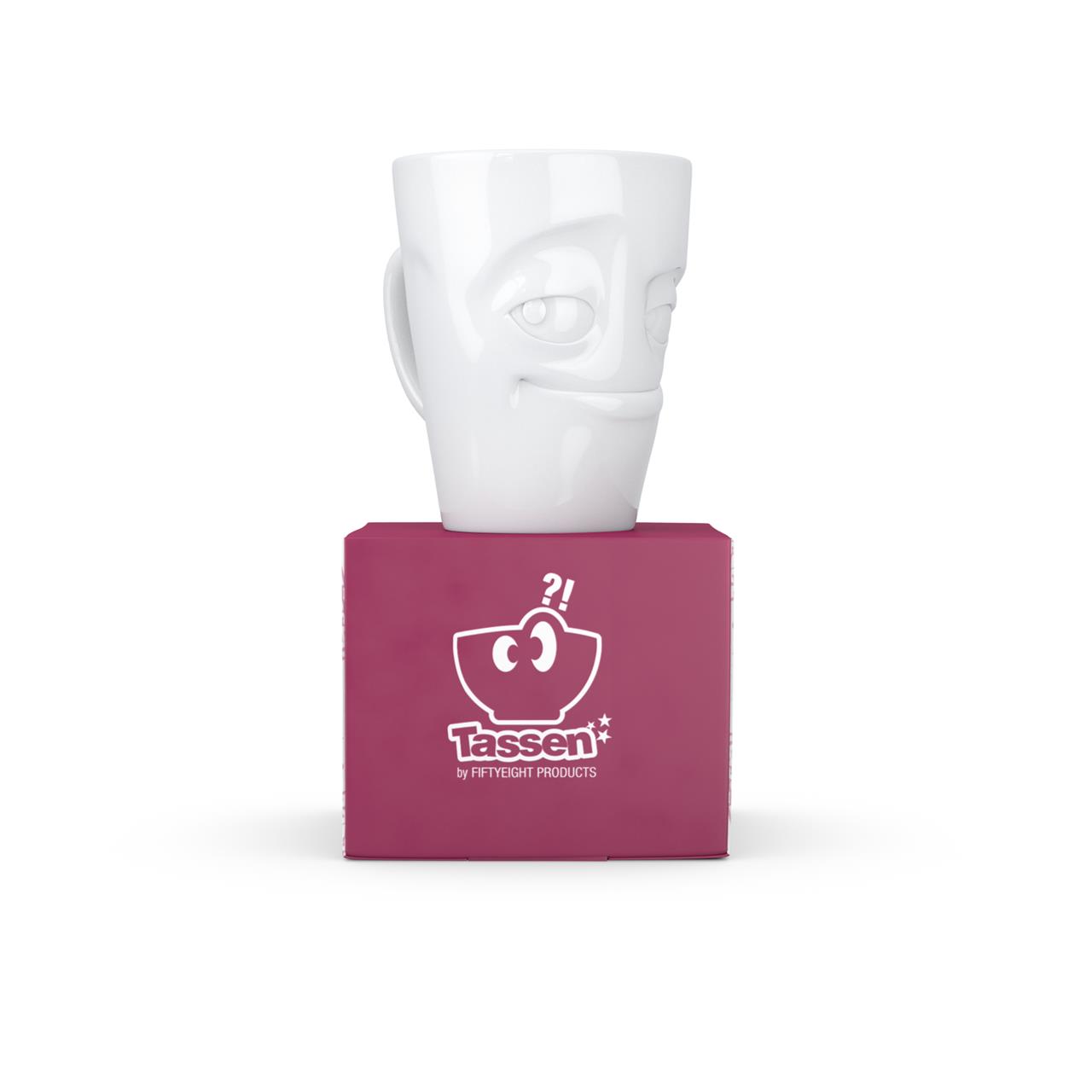 Auf dem Bild ist ein weißer Henkelbecher mit einem verschmitzten Gesichtsausdruck zu sehen. Der Becher steht auf einer lila Verpackung mit dem Logo „Tassen by FIFTYEIGHT PRODUCTS“.