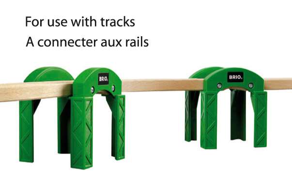 Das Bild zeigt das BRIO® Stapelbares Brückensystem 33253 mit grünen Brückenstützen. Es ist für die Verwendung mit Holzschienen vorgesehen.