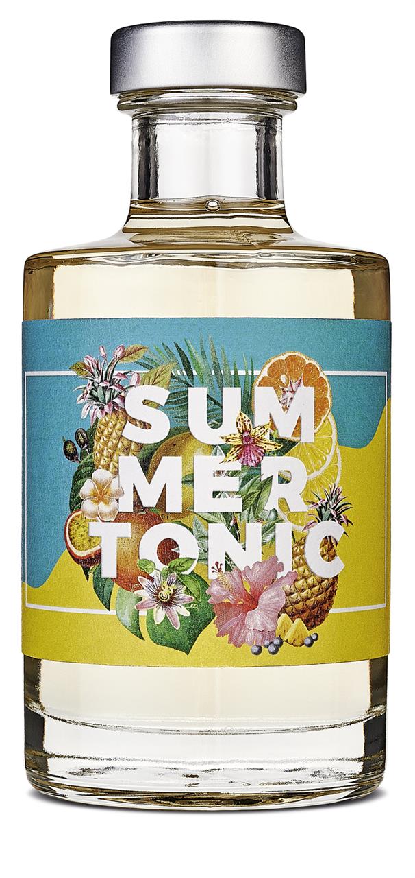 Auf dem Bild ist eine Flasche mit dem Produkt „Summer Tonic Sirup 200ml“ zu sehen. Das Etikett zeigt farbenfrohe Sommerfrüchte und Blumen mit dem Schriftzug „SUMMER TONIC“.
