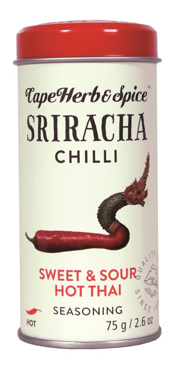 Dies ist eine Verpackung für "Sriracha Chilli" Gewürz von Cape Herb & Spice. Es ist ein süß-saures, scharfes Thai-Gewürz mit 75 g Inhalt.