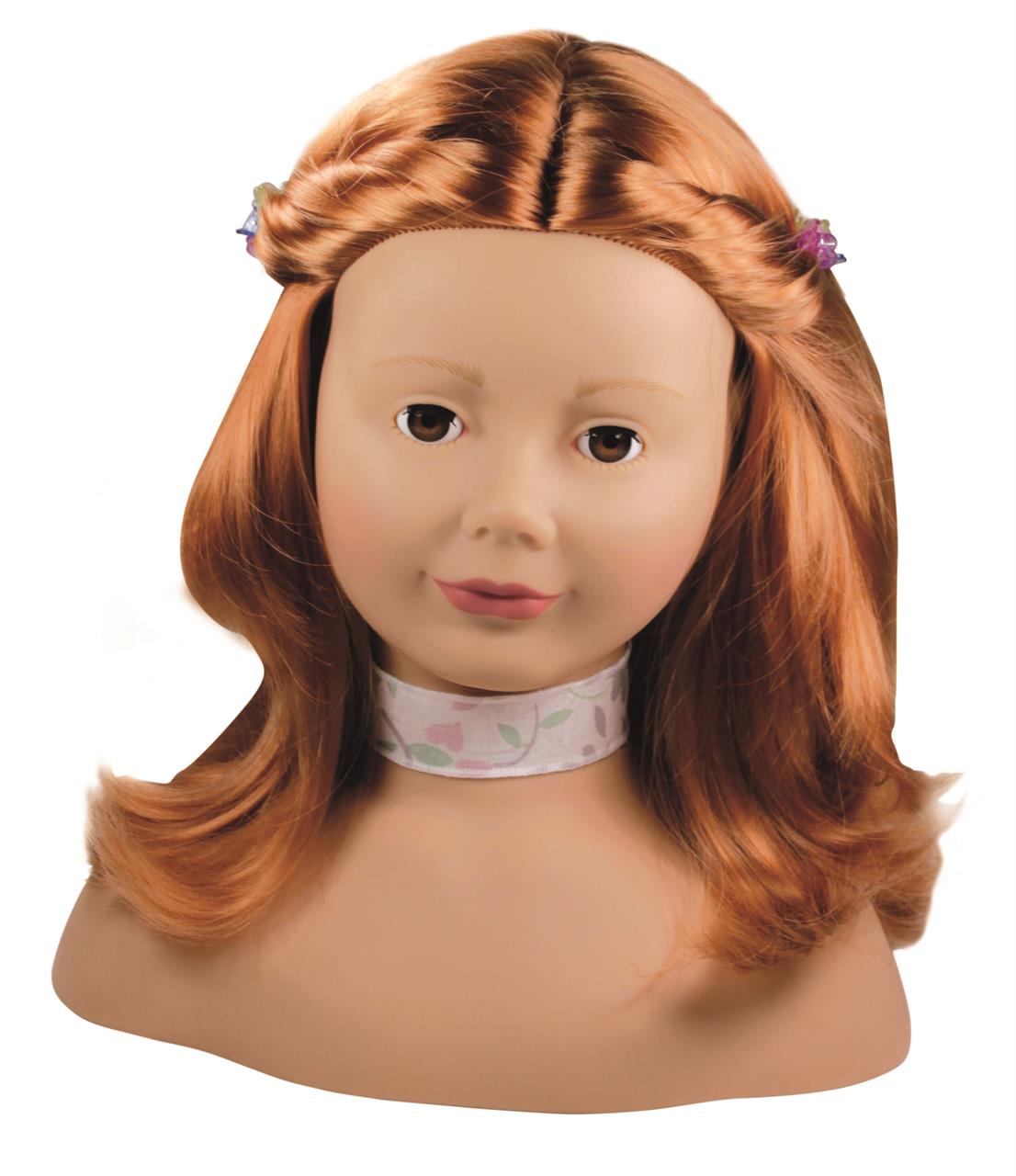 Auf dem Bild ist ein Schminkkopf mit rotem Haar zu sehen. Der Kopf trägt eine Halsband und das Haar ist mit kleinen Spangen verziert.