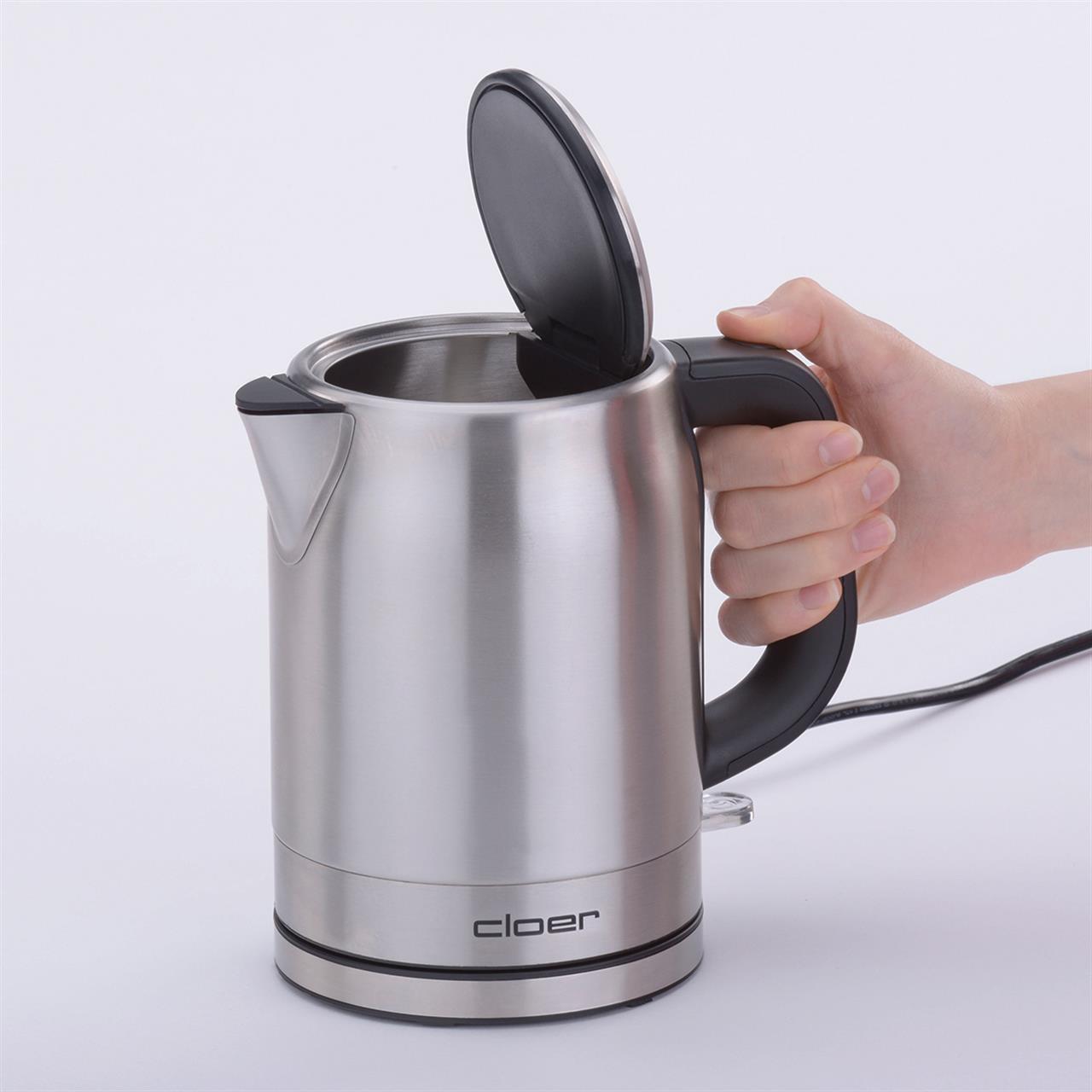 Auf dem Bild ist ein Wasserkocher aus Edelstahl der Marke Cloer zu sehen, Modell 4519 mit 1,0 Liter Fassungsvermögen. Eine Hand hält den Wasserkocher am Griff, und der Deckel ist geöffnet.
