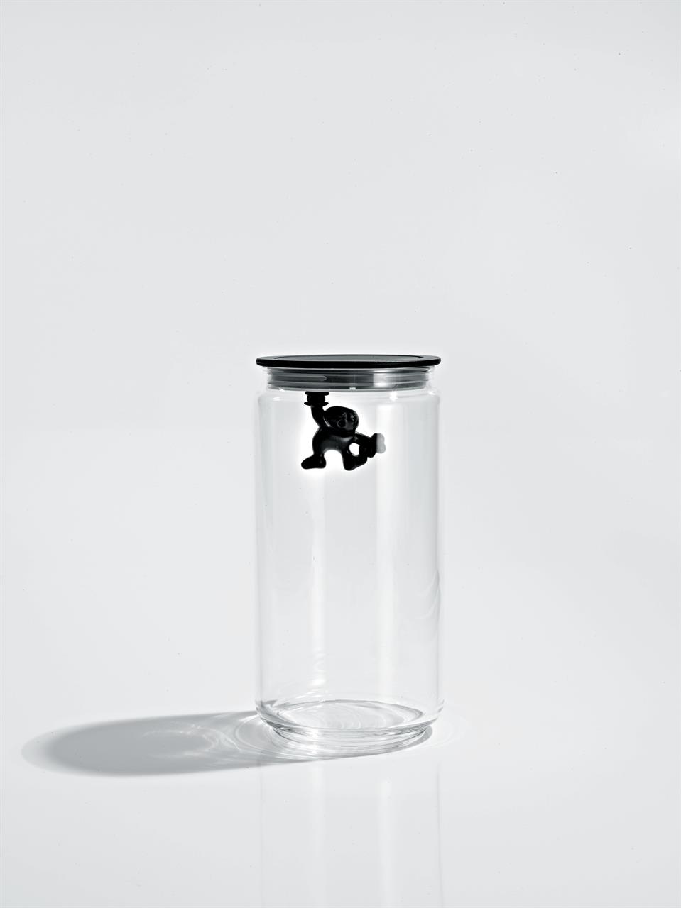 Das Bild zeigt ein durchsichtiges Glas mit einem schwarzen Deckel. Im Deckel hängt eine kleine schwarze Figur namens Gianni.