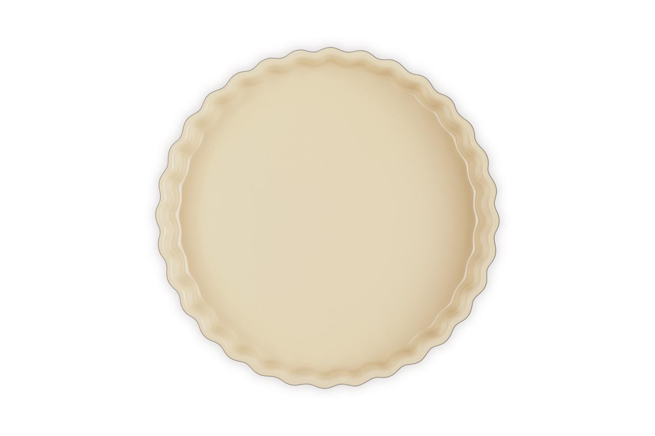 Das Bild zeigt eine runde Tarteform mit einem gewellten Rand. Die Tarteform ist cremefarben und hat einen Durchmesser von 28 cm.