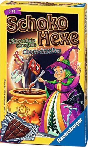 Auf dem Bild ist die Verpackung eines Spiels namens "Schoko Hexe" zu sehen. Eine Hexe steht vor einem Kessel und mischt Schokolade hinein.