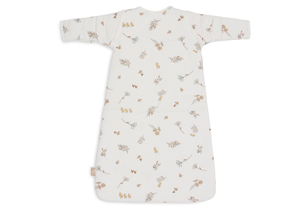 Der Baby-Schlafsack mit abnehmbaren Ärmeln ist 90 cm lang und hat ein zartes, naturinspiriertes Muster. Er bietet angenehmen Schlafkomfort und ist ideal für verschiedene Temperaturen geeignet.
