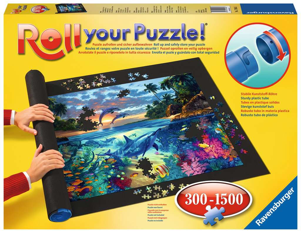 Das Bild zeigt die Verpackung des Produkts „Roll your Puzzle!: für 300-1500 Teile“. Auf der Verpackung sieht man, wie ein Puzzle auf einer Matte aufgerollt wird, um es sicher aufzubewahren.