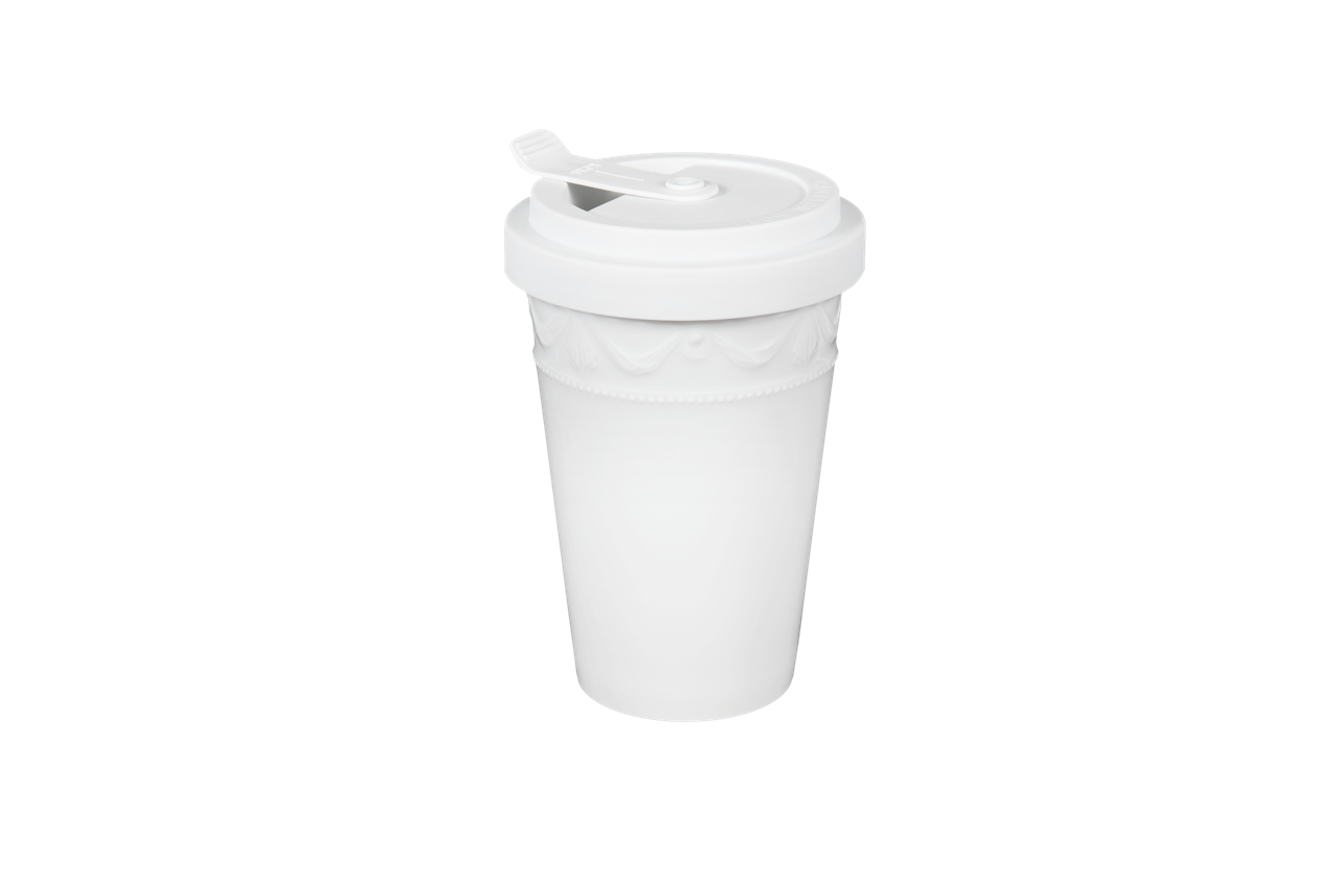 Das Bild zeigt einen weißen Coffee To Go Becher mit Deckel. Der Becher trägt den Namen "Coffee To Go Kurland Single Weiss".