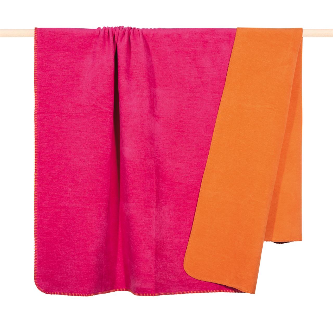 Die Decke "Hobart" ist 150x200 cm groß und hat eine auffällige pinke und orangefarbene Seite. Sie sieht weich und gemütlich aus, ideal zum Einkuscheln.