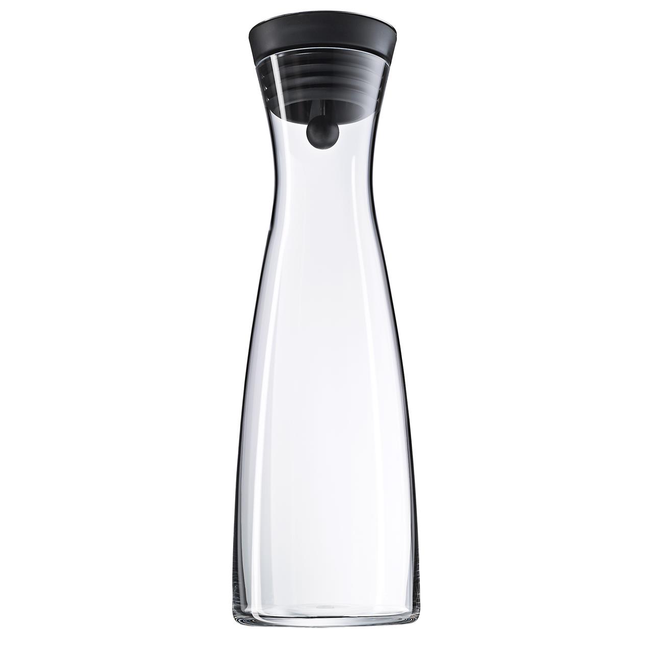 Die Abbildung zeigt die Wasserkaraffe Basic mit einem Fassungsvermögen von 1,5 Litern. Die Karaffe ist aus klarem Glas gefertigt und besitzt einen schwarzen Deckel.