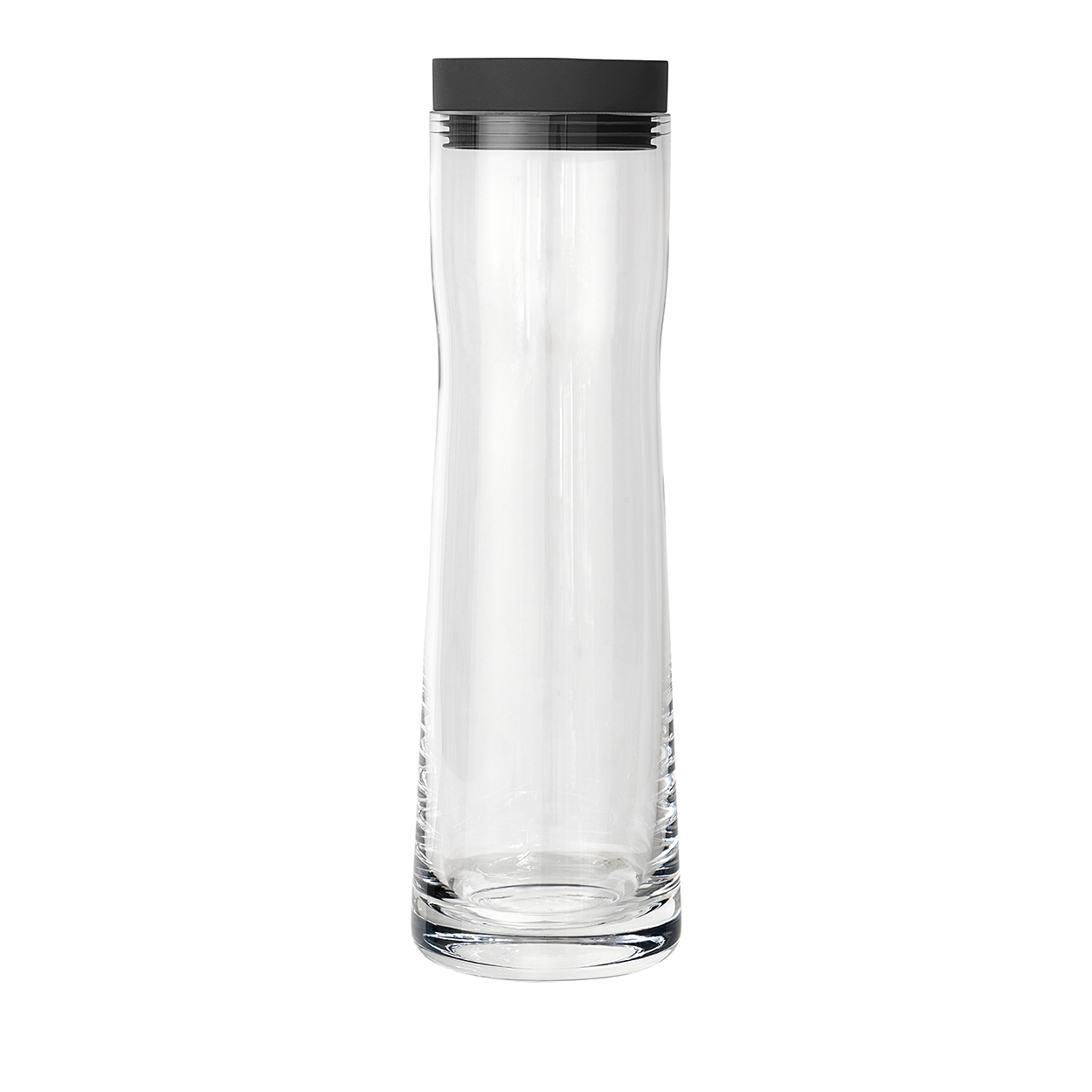 Die Abbildung zeigt eine klare Wasserkaraffe mit einem schwarzen Deckel. Das Produkt heißt "Wasserkaraffe Splash magnet".