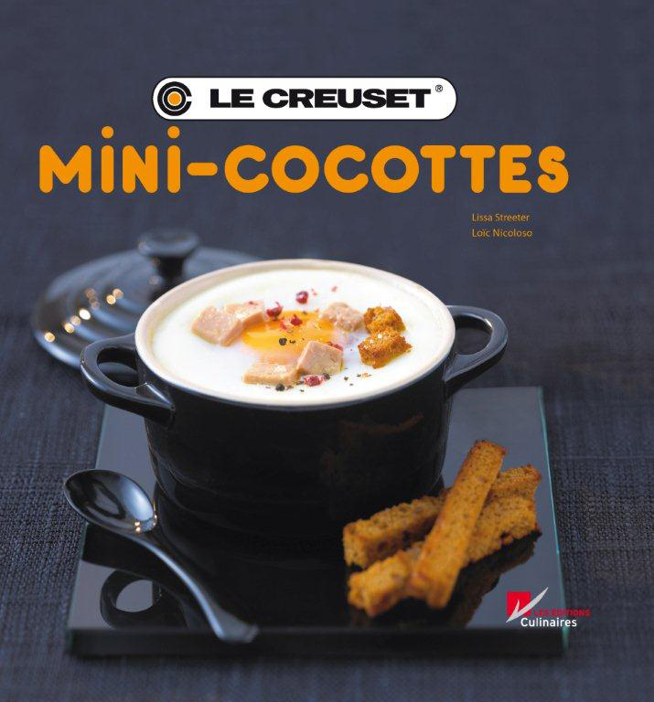 Dies ist das Cover des Kochbuchs "Mini-Cocottes" von Le Creuset. Auf dem Bild sieht man eine kleine schwarze Cocotte mit einem Gericht und ein paar knusprigen Brotscheiben.