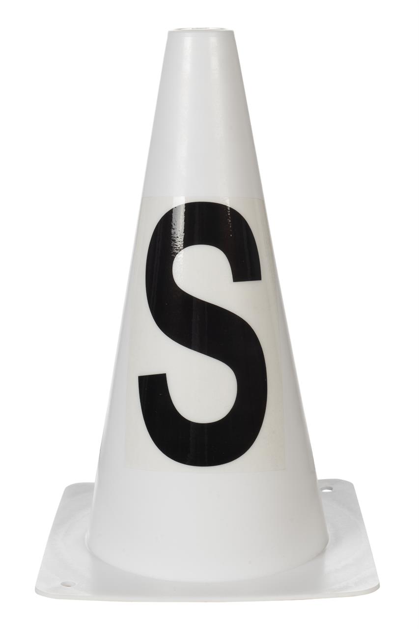 Auf dem Bild ist ein weißer Pylon mit einem großen schwarzen Buchstaben "S" zu sehen. Es handelt sich um einen Bahnpylon für Dressur und Hobby Horsing.
