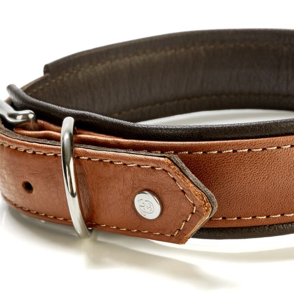 Das Bild zeigt ein braunes Nappa-Leder Halsband mit silberner Schnalle. Das Halsband ist hochwertig verarbeitet und trägt den Namen "AMICI - Nappa-Halsband Cognac S".