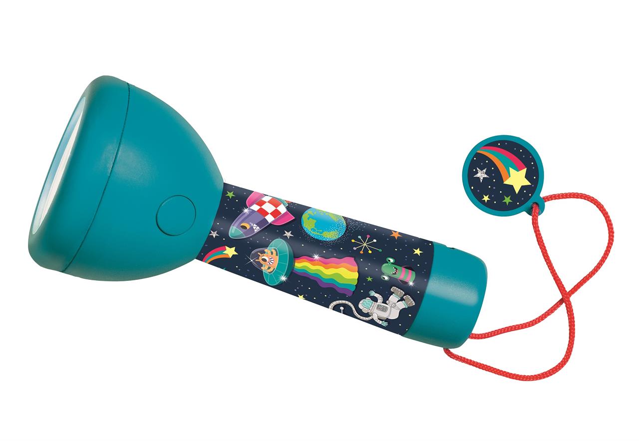 Die Abbildung zeigt eine Taschenlampe mit bunten Weltraummotiven wie Raketen, Planeten und Astronauten. An der Taschenlampe ist eine rote Kordel mit einem Anhänger, der einen Stern und eine Sternschnuppe zeigt.