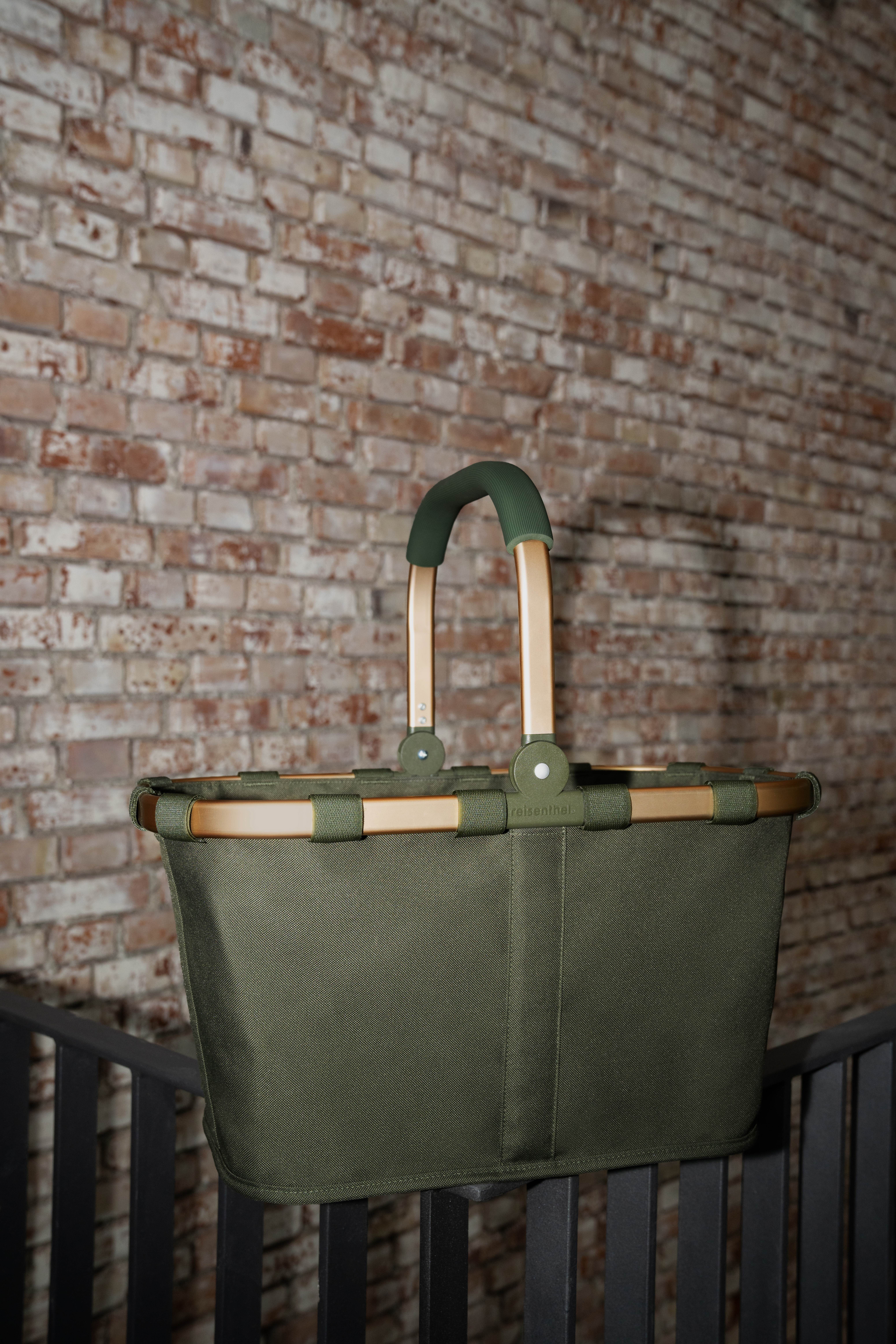 Dies ist ein Einkaufskorb mit dem Namen Carrybag Forest gold. Der Korb ist praktisch für Einkäufe und hat ein attraktives Design.