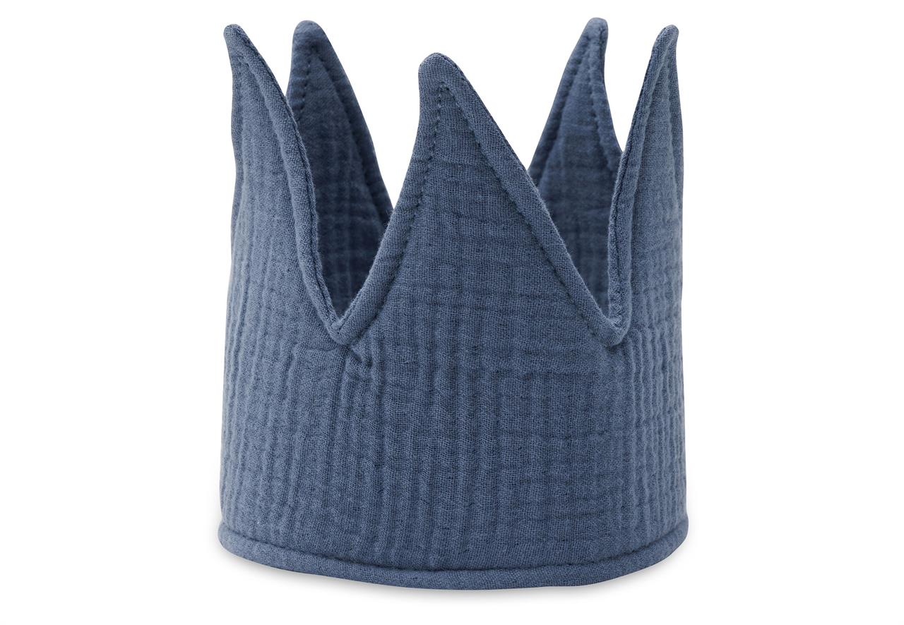 Auf dem Bild ist eine Geburtstagskrone aus Stoff in Jeansblau zu sehen. Die Krone ist 12 cm hoch und hat einen Umfang von 35 cm.